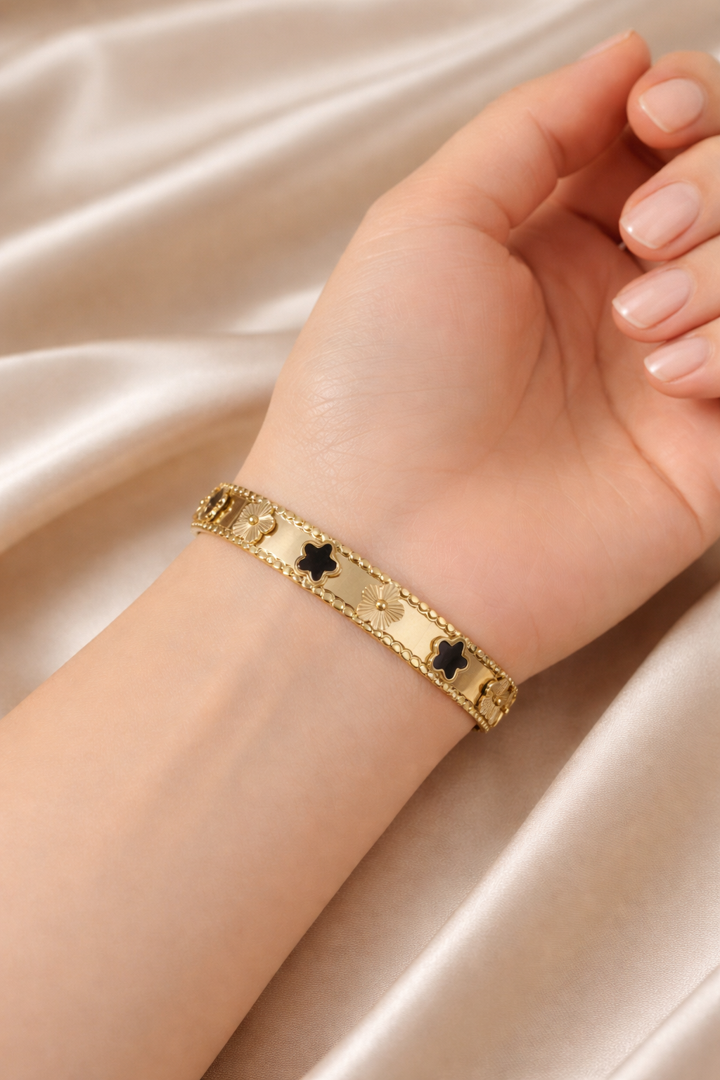 Luxury Gold Clover Charm Bracelet for Women | Elegant Black Enamel Floral Design | Premium Adjustable Wrist Bracelet