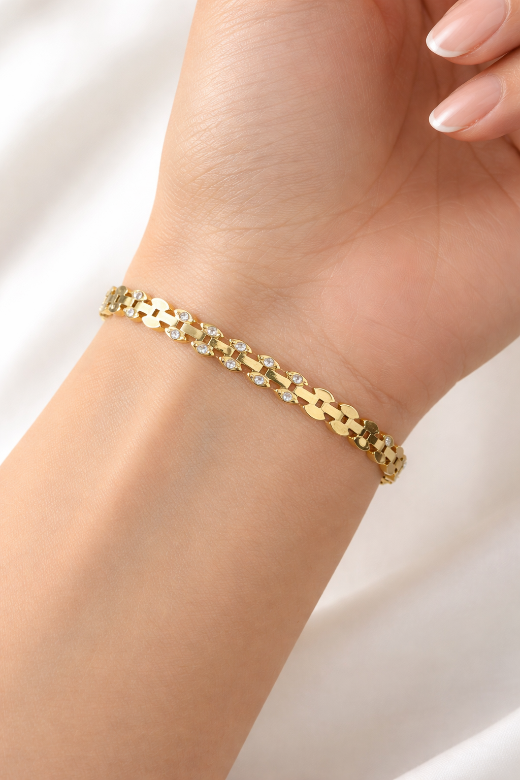 Elegant Anti-Tarnish Bracelet for Women – Gold Plated, Skin-Friendly, Long-Lasting Shine, Trendy Daily Wear Jewelry