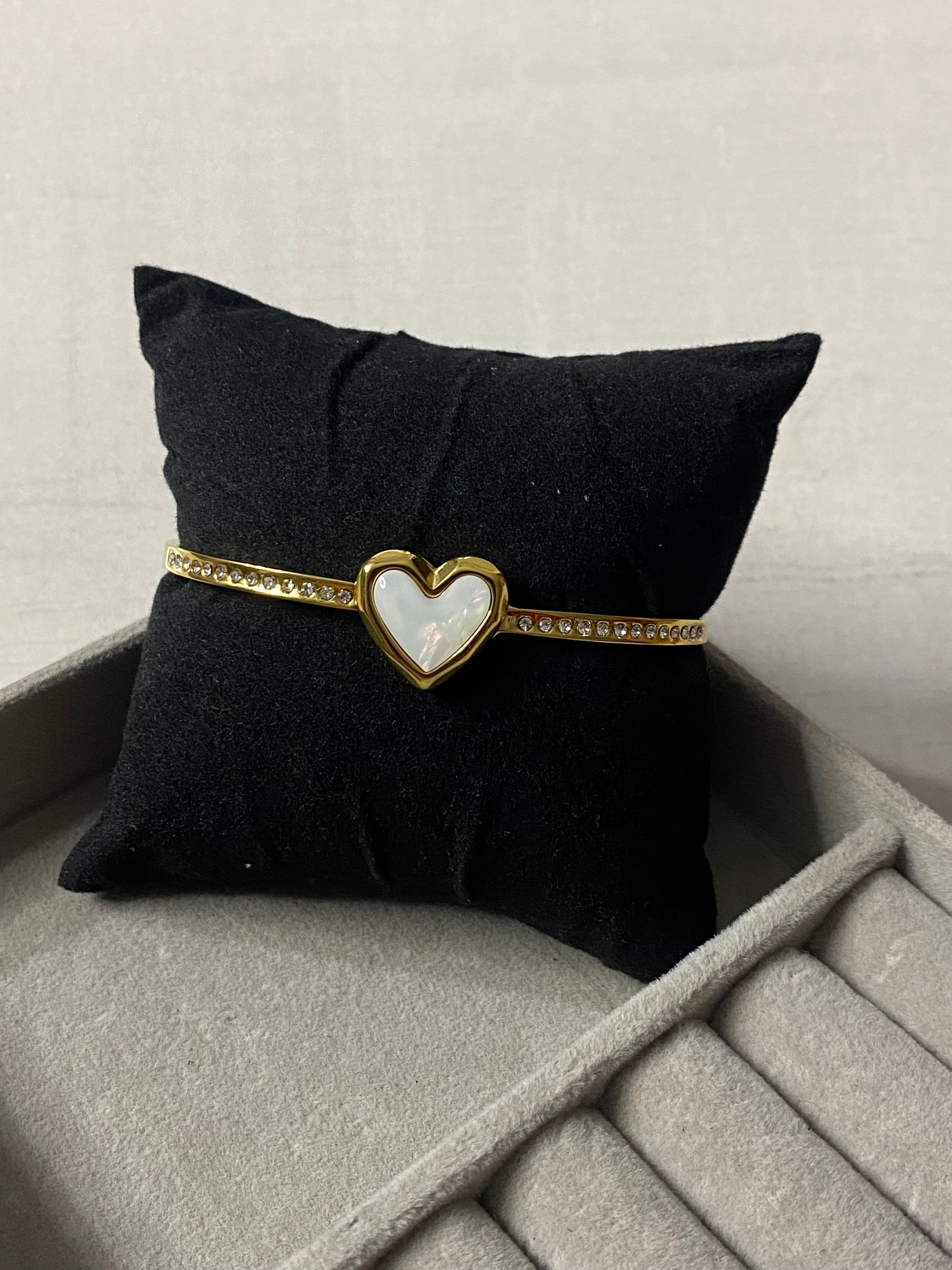 JewelsStar Anti-Tarnish Heart Bracelet – Elegant, Long-Lasting & Skin-Friendly