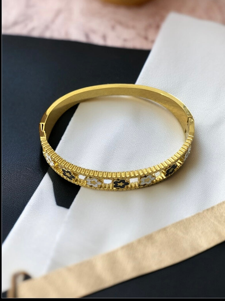 Add a touch of timeless elegance to your everyday look with the JewelsStar Anti-Tarnish Bracelet – crafted to shine forever!