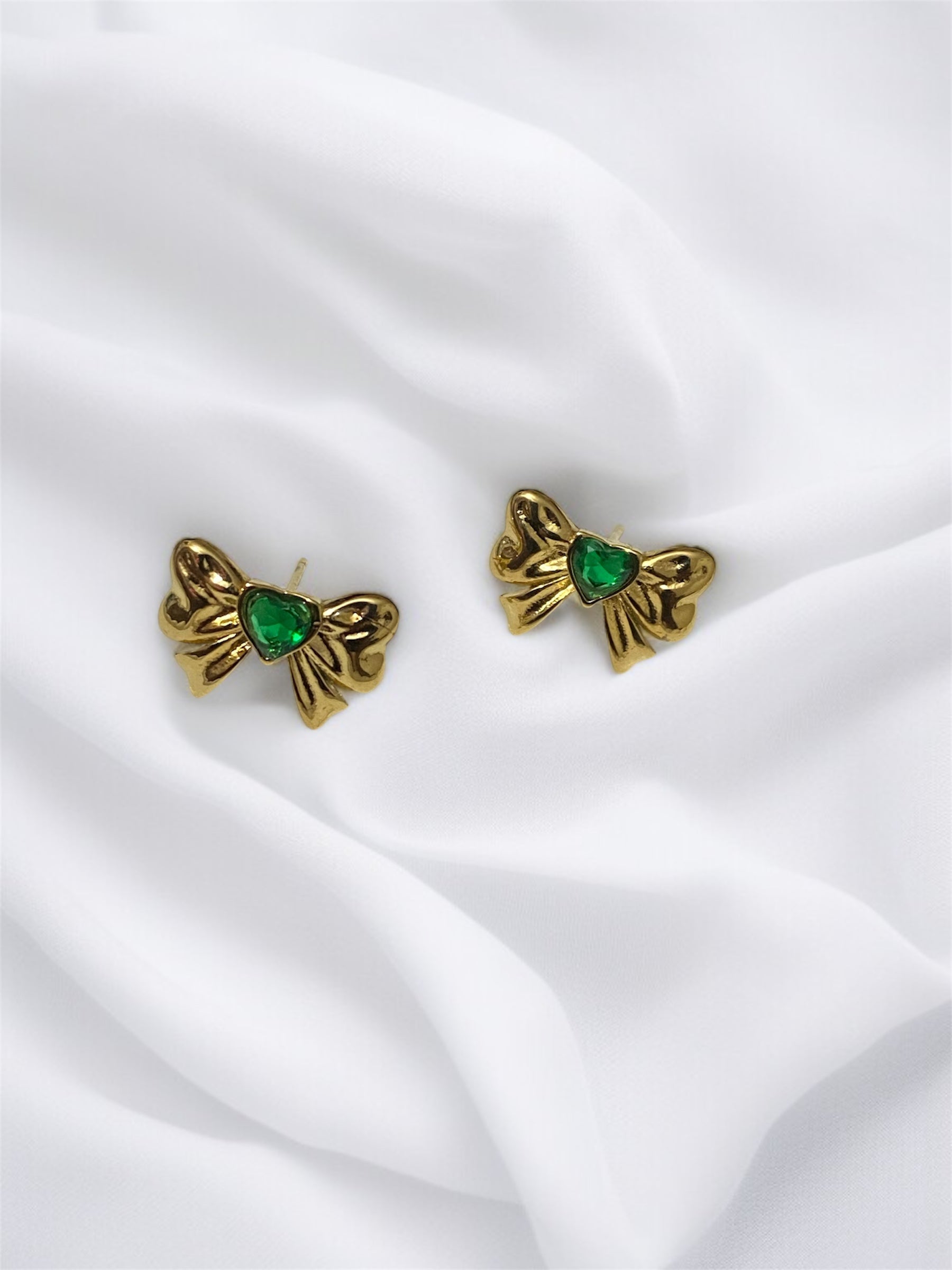 Elegant Anti-Tarnish Bow Earrings with Green Heart Design – Stylish & Lightweight Fashion Jewelry for Women & Girls