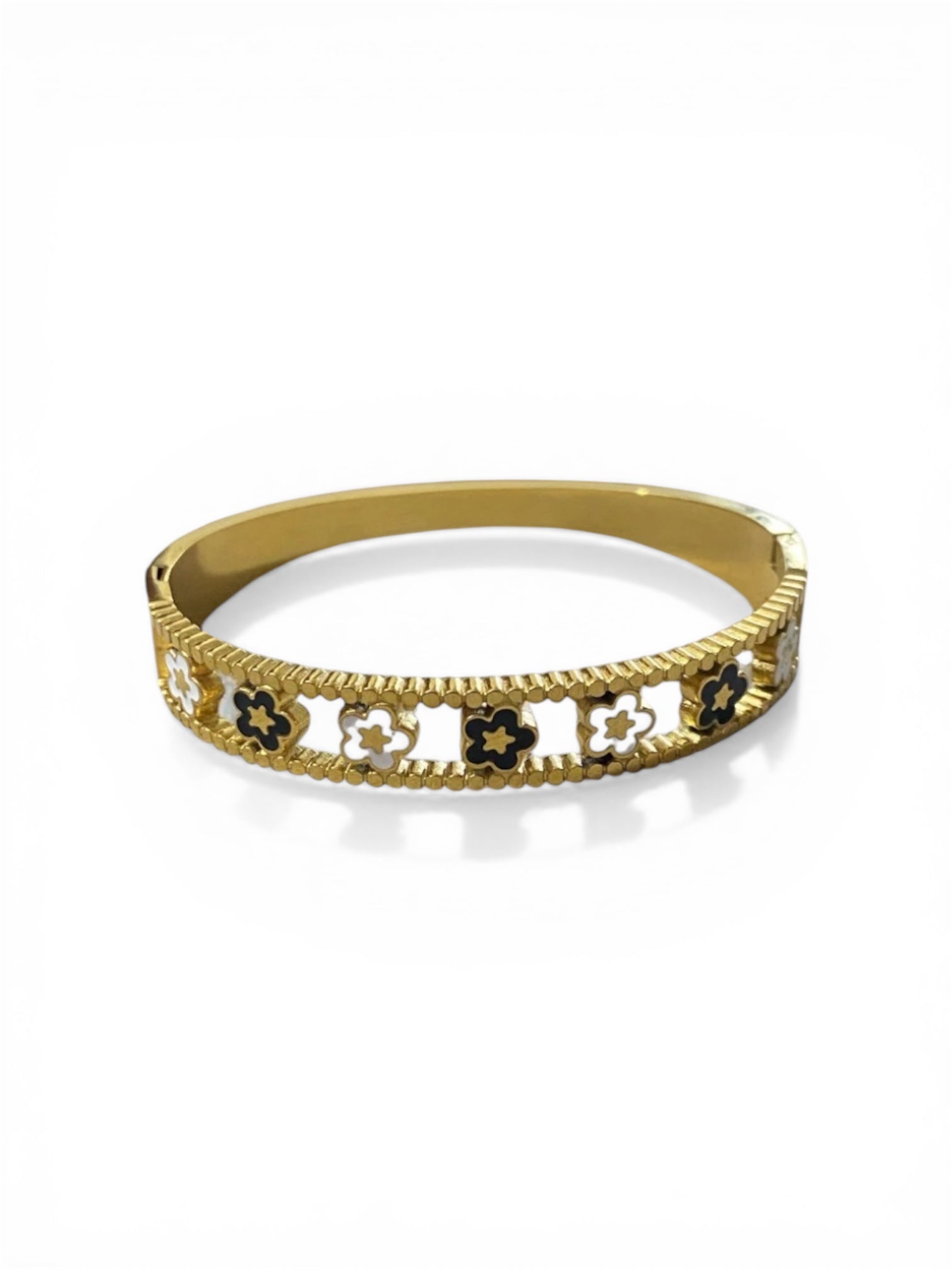 Add a touch of timeless elegance to your everyday look with the JewelsStar Anti-Tarnish Bracelet – crafted to shine forever!